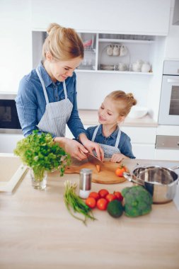 Anne ile kızı mutfakta