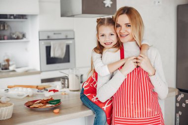 Aile mutfakta kurabiyelerle oturuyor.