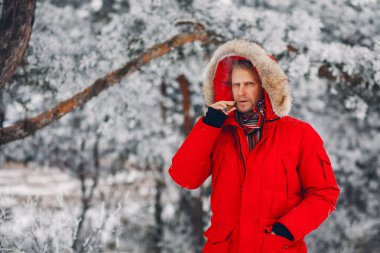 Yakışıklı adama bir puro duman içinde dışarıda