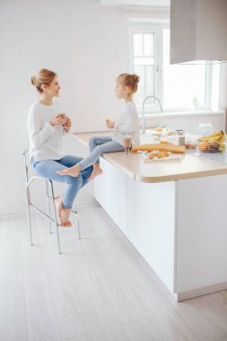 Sevimli sarışın kızı annesiyle