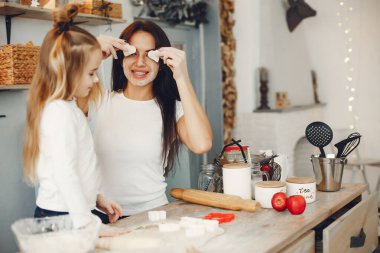 Aile kurabiye için hamur pişirir.