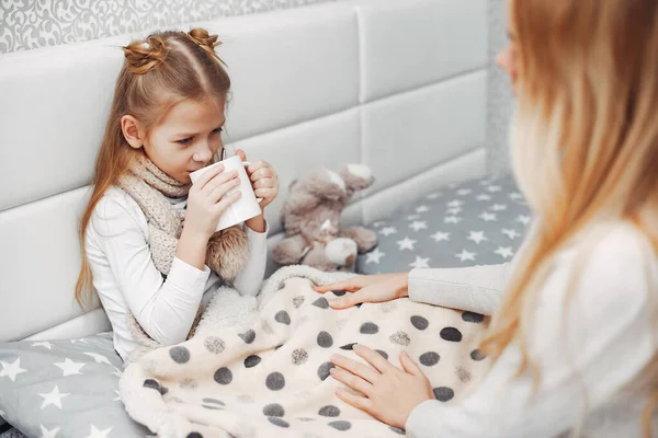 Mutter mit ihrer kranken Tochter im Schlafzimmer — Stockfoto