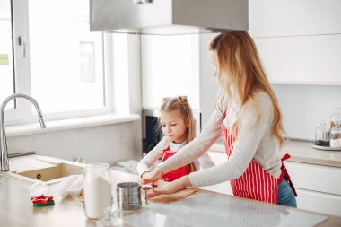 Aile kurabiye için hamur pişirir.