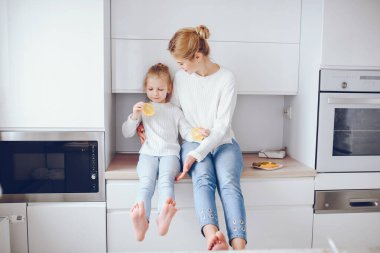 Sevimli sarışın kızı annesiyle