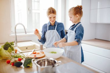 Anne ile kızı mutfakta