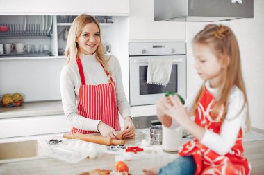 Aile kurabiye için hamur pişirir.