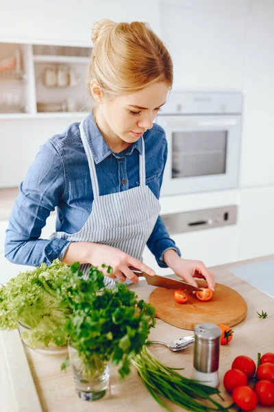 Jolie blonde dans une cuisine — Photo