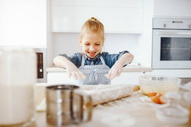 Bir mutfak, küçük kız