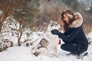 Güzel kadın bir köpekle oynamayı