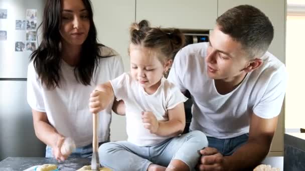 Familia preparando deliciosos cupcakes en fin de semana en la cocina moderna — Vídeo de stock