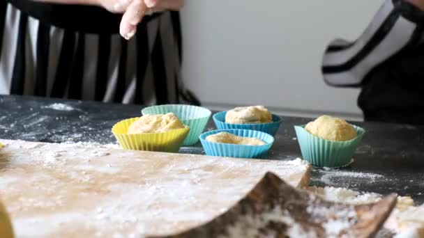 Primer plano de moldes para cupcakes en mesa negra en cocina moderna — Vídeos de Stock