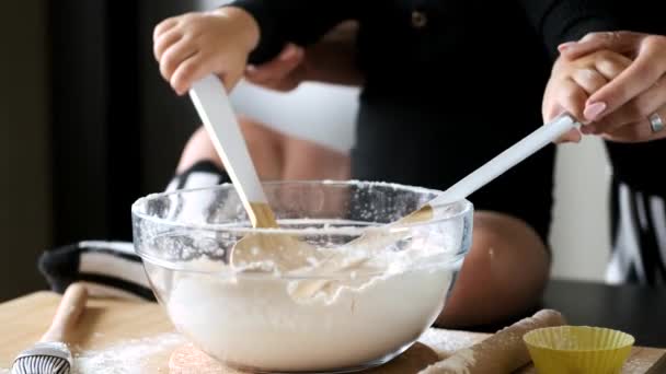 Крупный план миски и женских рук с кухонными принадлежностями — стоковое видео