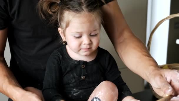 Père et petite fille en T-shirts noirs cuisiner dans la cuisine — Video