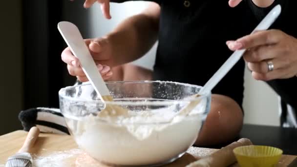 Primer plano del tazón y las manos femeninas sosteniendo los suministros de cocina — Vídeo de stock