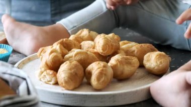 Modern mutfakta ev yapımı şekerleri olan anne ve kız.