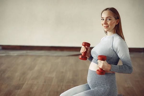 Zwangere vrouw training in een sportschool — Stockfoto