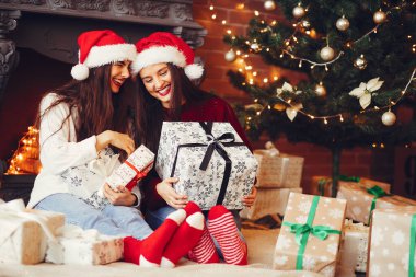 Güzel kızlar stüdyoda eğlenir.