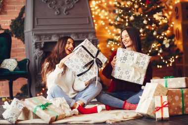 Güzel kızlar stüdyoda eğlenir.