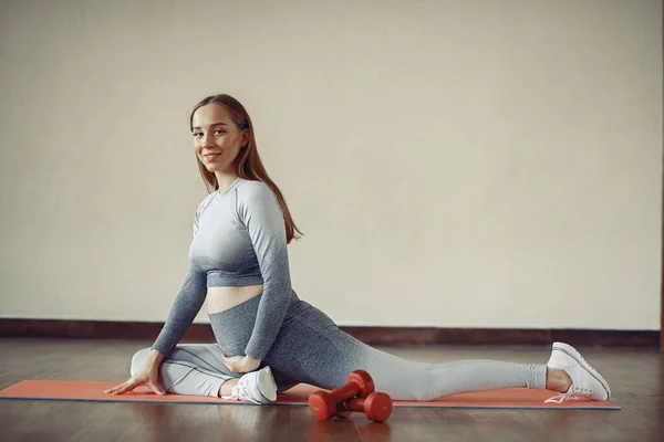 Treinamento de mulher grávida em um ginásio — Fotografia de Stock