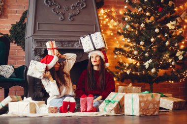 Güzel kızlar stüdyoda eğlenir.