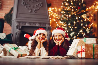 Güzel kızlar stüdyoda eğlenir.