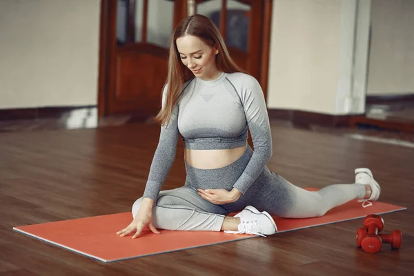 Pregnant woman training in a gym — ストック写真