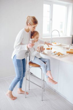 Sevimli sarışın kızı annesiyle