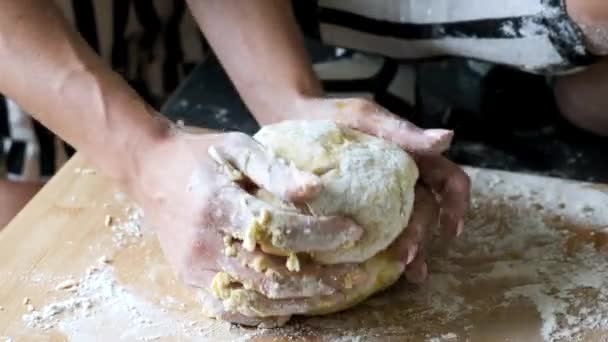 Gros plan du processus de pétrissage de la pâte sur une table en bois dans la cuisine — Video