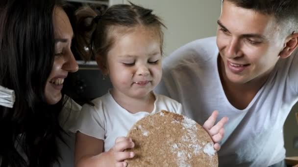 I membri della famiglia impastare pasta in cucina moderna insieme — Video Stock