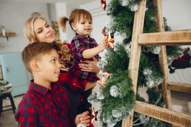 Aile Noel ağacının yanında duruyor.