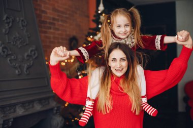 Evde güzel bir kızı olan bir anne.