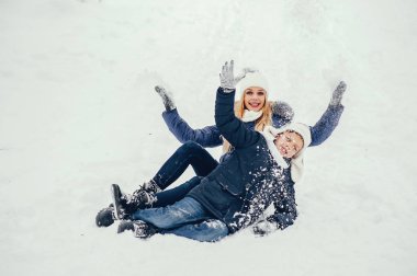 Kış okyanusunda tatlı bir oğlu olan anne.