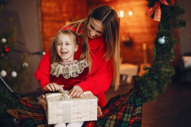 Evde güzel bir kızı olan bir anne.