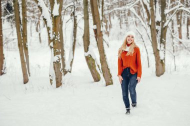 Turuncu kazaklı güzel kız.