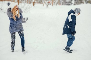 Kış okyanusunda tatlı bir oğlu olan anne.