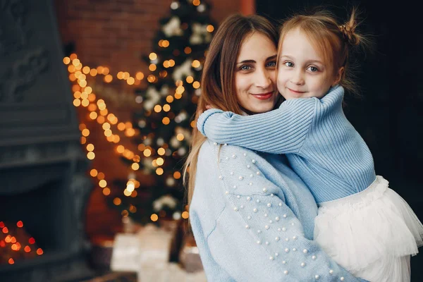 Mutter mit süßer Tochter zu Hause — Stockfoto