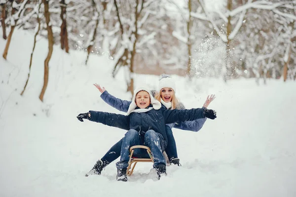 Mère avec un fils mignon dans un oark d'hiver — Photo