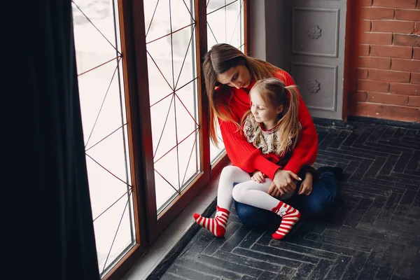 Mãe com filha bonita em casa — Fotografia de Stock