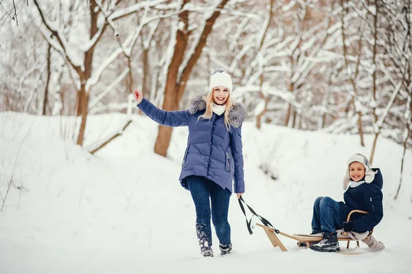 Mère avec un fils mignon dans un oark d'hiver — Photo