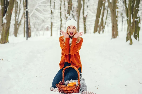 Красивая девушка в милом оранжевом свитере — стоковое фото