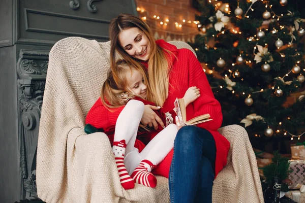 Madre con linda hija en casa — Foto de Stock