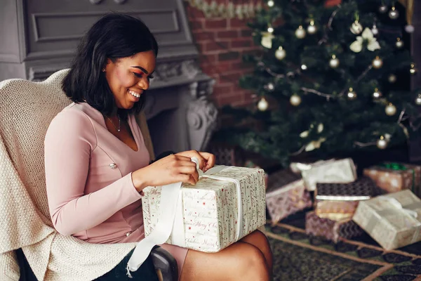 エレガントな黒の女の子のクリスマスの装飾 — ストック写真
