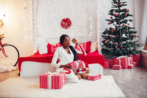 Элегантная черная девушка в рождественских украшениях — стоковое фото