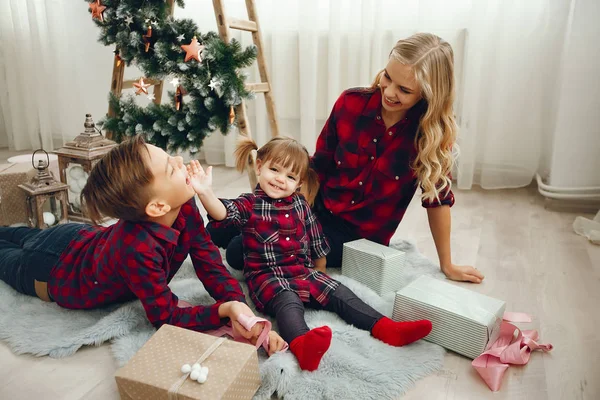 Familia sentada cerca de regalos de Navidad — Foto de Stock
