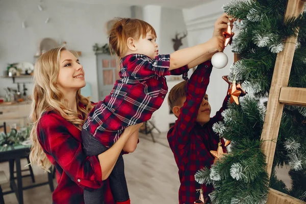 Familia de pie en casa cerca del árbol de Navidad — Foto de Stock
