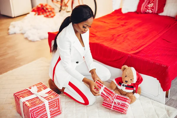 エレガントな黒の女の子のクリスマスの装飾 — ストック写真