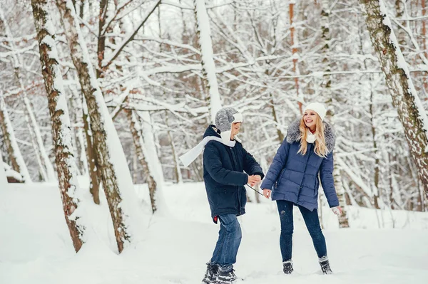 Mãe com filho bonito em uma arca de inverno — Fotografia de Stock