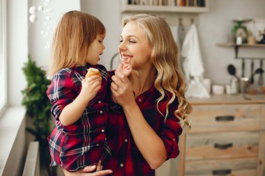 Anne ve küçük kızı mutfakta.