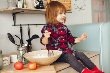 Mutfakta oturan tatlı küçük kız.