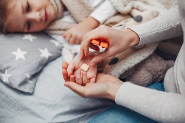 Anne hasta kızıyla yatak odasında.